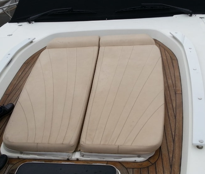 Sundeck yacht cushions on the Sealine T-60 are too small. Frey make use of the complete width of the sundeck area to turn into comfortable sundeck cushions.