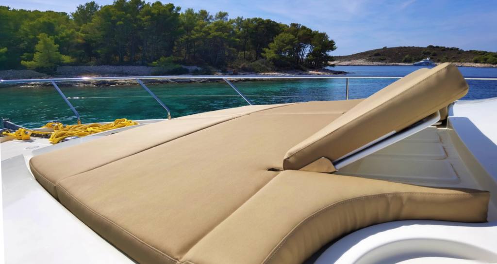 A new perspective with four practical click-lock positions on your uniquely shaped sunbed headrests. 